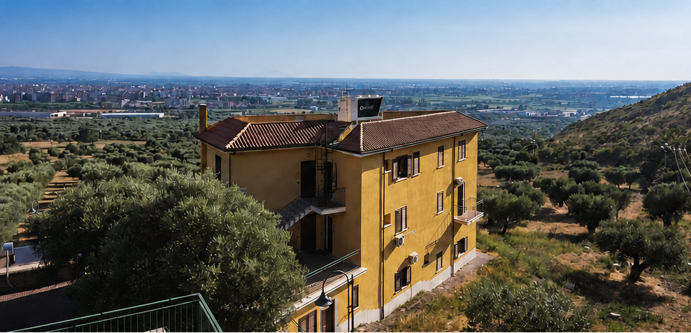 Tenuta Tifata a San Prisco, immersa nel paesaggio.